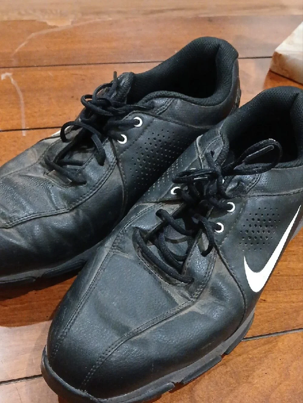 Nike Men's Black and White Athletic Sneakers